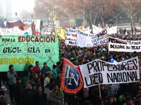 Estudiantes chilenos marchando por la Alameda