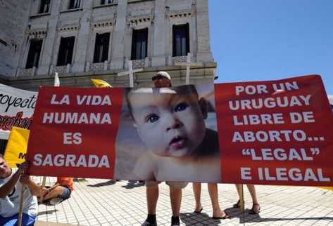 Activistas-anti-aborto-Palacio-Legislativo-Montevideo_PREIMA20111228_0128_10
