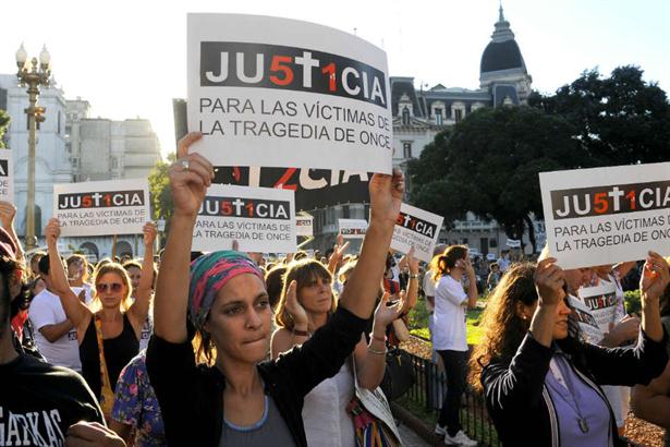 choque-de-tren-en-once-1668103w615