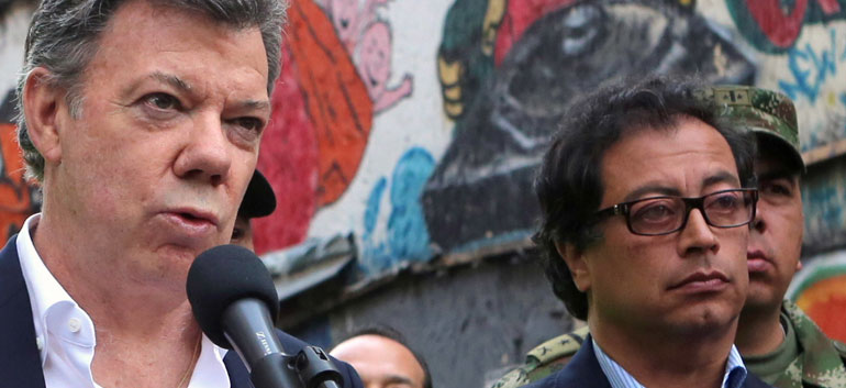 President Juan Manuel Santos (left) with Gustavo Petro (right)