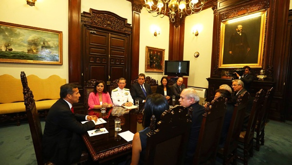Ollanta Humala in consultation with his cabinet over alleged spying