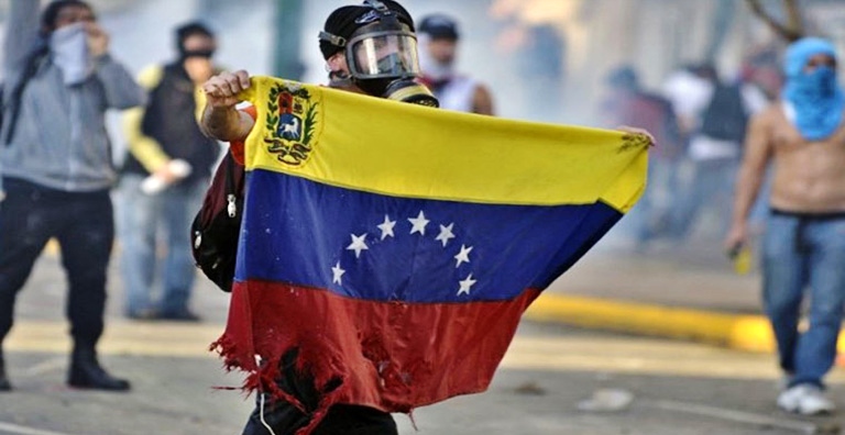 A total economic collapse may be in Venezuela’s future as citizens struggle to meet basic needs and face food shortages. 
 Photo (c) El Nuevo Herald 2017